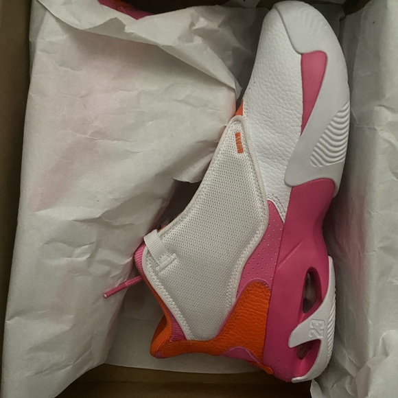 Jordan ladies 7.5 y6.5 and youth 5.5 ladies 7 left only in box chic casual. - Picture 4 of 6